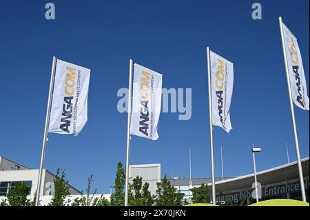 Cologne, Allemagne. 14 mai 2024. Des drapeaux flottent dans le vent à l'entrée d'Anagacom, le principal salon européen des congrès pour le haut débit, la télévision et l'Internet. Crédit : Horst Galuschka/dpa/Alamy Live News Banque D'Images