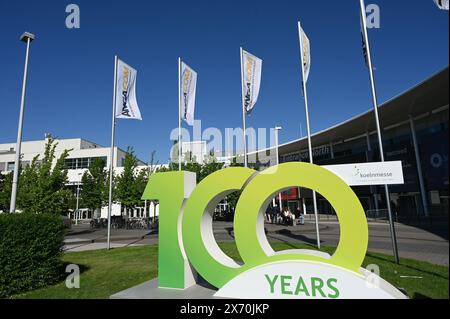 Cologne, Allemagne. 14 mai 2024. Des drapeaux flottent dans le vent à l'entrée d'Anagacom, le principal salon européen des congrès pour le haut débit, la télévision et l'Internet. Crédit : Horst Galuschka/dpa/Alamy Live News Banque D'Images