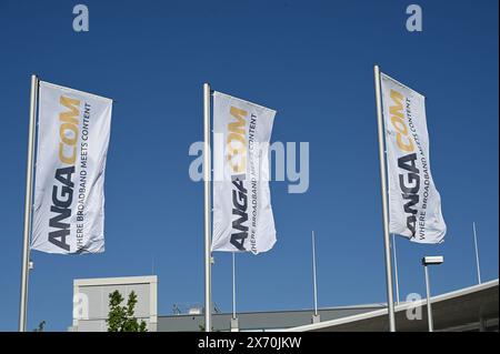 Cologne, Allemagne. 14 mai 2024. Des drapeaux flottent dans le vent à l'entrée d'Anagacom, le principal salon européen des congrès pour le haut débit, la télévision et l'Internet. Crédit : Horst Galuschka/dpa/Alamy Live News Banque D'Images