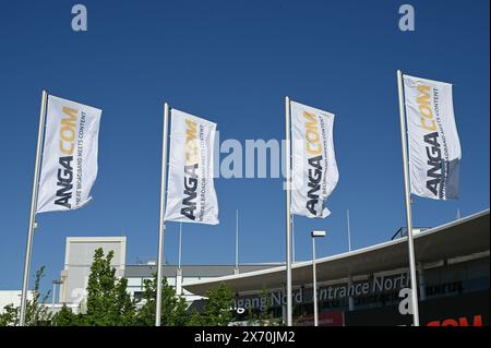 Cologne, Allemagne. 14 mai 2024. Des drapeaux flottent dans le vent à l'entrée d'Anagacom, le principal salon européen des congrès pour le haut débit, la télévision et l'Internet. Crédit : Horst Galuschka/dpa/Alamy Live News Banque D'Images