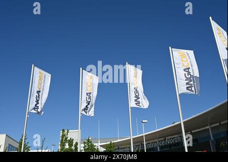 Cologne, Allemagne. 14 mai 2024. Des drapeaux flottent dans le vent à l'entrée d'Anagacom, le principal salon européen des congrès pour le haut débit, la télévision et l'Internet. Crédit : Horst Galuschka/dpa/Alamy Live News Banque D'Images