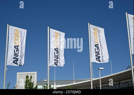 Cologne, Allemagne. 14 mai 2024. Des drapeaux flottent dans le vent à l'entrée d'Anagacom, le principal salon européen des congrès pour le haut débit, la télévision et l'Internet. Crédit : Horst Galuschka/dpa/Alamy Live News Banque D'Images