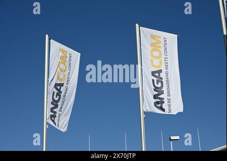 Cologne, Allemagne. 14 mai 2024. Des drapeaux flottent dans le vent à l'entrée d'Anagacom, le principal salon européen des congrès pour le haut débit, la télévision et l'Internet. Crédit : Horst Galuschka/dpa/Alamy Live News Banque D'Images