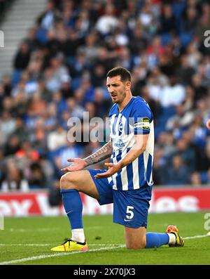 Lewis Dunk de Brighton pendant le match de premier League entre Brighton et Hove Albion et Chelsea au stade American Express, Brighton, Royaume-Uni - 15 mai 2024 photo Simon Dack / images téléphoto. Usage éditorial exclusif. Pas de merchandising. Pour Football images, les restrictions FA et premier League s'appliquent inc. aucune utilisation d'Internet/mobile sans licence FAPL - pour plus de détails, contactez Football Dataco Banque D'Images