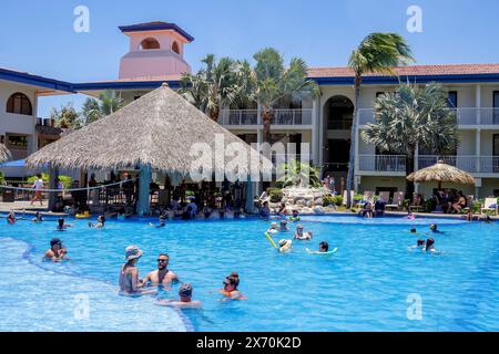 Les clients nageant à l'intérieur de la piscine à Guanacaste, Costa Rica Banque D'Images