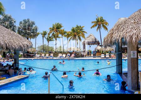 Les clients de l'hôtel nagent dans la piscine à Guanacaste, Costa Rica Banque D'Images