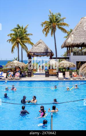 Clients de l'hôtel dans la piscine à Guanacaste, Costa Rica Banque D'Images