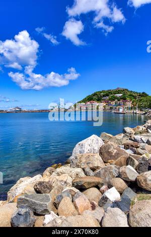 La ville française de Marigot en bord de mer à Saint Martin Banque D'Images