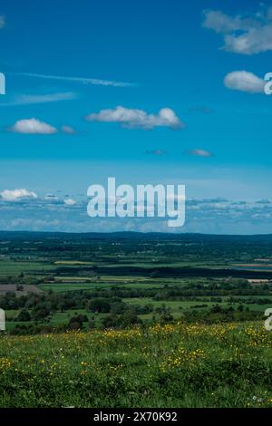 Une vue de Firle Beacon regardant à travers le Weald en format portrait Banque D'Images