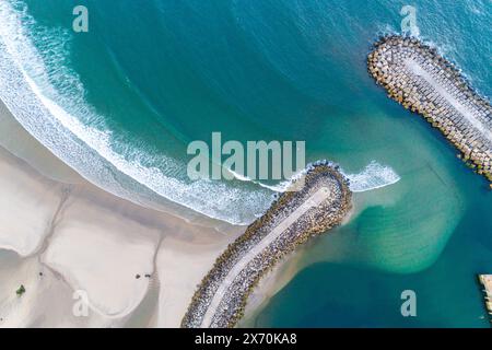 Vue aérienne de dessus d'un groyne sur une plage, brise-lames pour la protection du port Banque D'Images