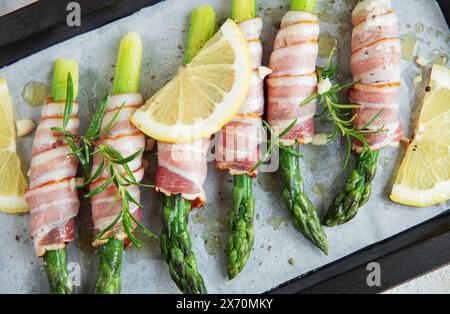 Asperges avec jambon avant cuisson dans une poêle Banque D'Images