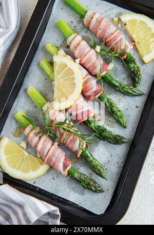 Asperges avec jambon avant cuisson dans une poêle Banque D'Images