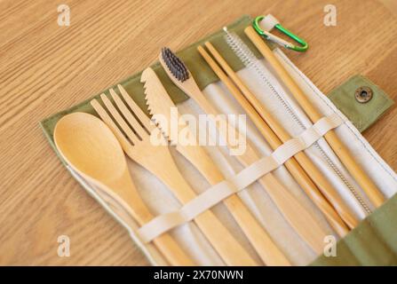 Ensemble de couverts en bambou respectueux de l'environnement sur fond de bois. Mode de vie durable. Concept sans plastique. Gros plan, vue de dessus. Mise au point sélective. Banque D'Images