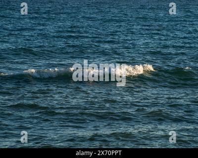 De belles vagues d'eau courbes sont utilisées comme image de fond. Vague océanique. Spectaculaire photo de fond sur le dessus de la vague blanche de l'océan eau de mer splashin Banque D'Images