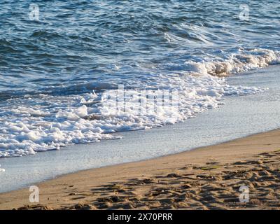 De belles vagues d'eau courbes sont utilisées comme image de fond. Vague océanique. Spectaculaire photo de fond aérienne supérieure de la vague blanche de l'eau de mer de l'océan spla Banque D'Images