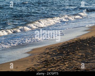 De belles vagues d'eau courbes sont utilisées comme image de fond. Vague océanique. Spectaculaire photo de fond aérienne supérieure de la vague blanche de l'eau de mer de l'océan spla Banque D'Images