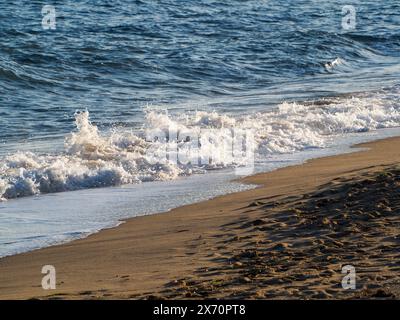 De belles vagues d'eau courbes sont utilisées comme image de fond. Vague océanique. Spectaculaire photo de fond aérienne supérieure de la vague blanche de l'eau de mer de l'océan spla Banque D'Images
