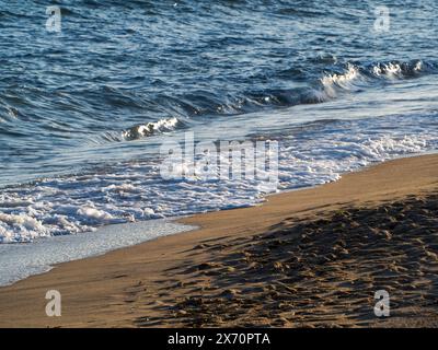 De belles vagues d'eau courbes sont utilisées comme image de fond. Vague océanique. Spectaculaire photo de fond aérienne supérieure de la vague blanche de l'eau de mer de l'océan spla Banque D'Images