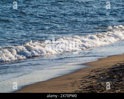 De belles vagues d'eau courbes sont utilisées comme image de fond. Vague océanique. Spectaculaire photo de fond aérienne supérieure de la vague blanche de l'eau de mer de l'océan spla Banque D'Images
