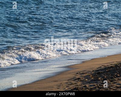 De belles vagues d'eau courbes sont utilisées comme image de fond. Vague océanique. Spectaculaire photo de fond aérienne supérieure de la vague blanche de l'eau de mer de l'océan spla Banque D'Images
