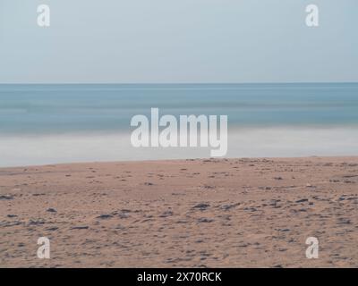 plage de sable vide et mer. La plage de sable la plus proche. Beau paysage panoramique. Un horizon marin tropical inspirant. Coucher de soleil ciel tranquilité relaxatio Banque D'Images