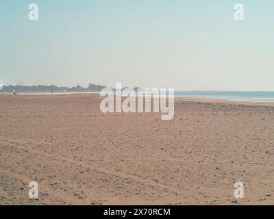plage de sable vide et mer. La plage de sable la plus proche. Beau paysage panoramique. Un horizon marin tropical inspirant. Coucher de soleil ciel tranquilité relaxatio Banque D'Images