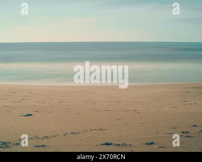 plage de sable vide et mer. La plage de sable la plus proche. Beau paysage panoramique. Un horizon marin tropical inspirant. Coucher de soleil ciel tranquilité relaxatio Banque D'Images