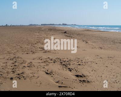 plage de sable vide et mer. La plage de sable la plus proche. Beau paysage panoramique. Un horizon marin tropical inspirant. Coucher de soleil ciel tranquilité relaxatio Banque D'Images