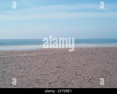 plage de sable vide et mer. La plage de sable la plus proche. Beau paysage panoramique. Un horizon marin tropical inspirant. Coucher de soleil ciel tranquilité relaxatio Banque D'Images