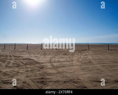 plage de sable vide et mer. La plage de sable la plus proche. Beau paysage panoramique. Un horizon marin tropical inspirant. Coucher de soleil ciel tranquilité relaxatio Banque D'Images