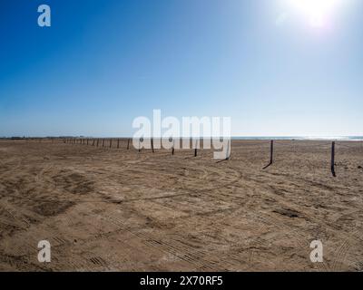 plage de sable vide et mer. La plage de sable la plus proche. Beau paysage panoramique. Un horizon marin tropical inspirant. Coucher de soleil ciel tranquilité relaxatio Banque D'Images