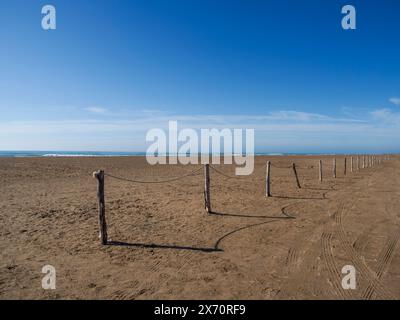 plage de sable vide et mer. La plage de sable la plus proche. Beau paysage panoramique. Un horizon marin tropical inspirant. Coucher de soleil ciel tranquilité relaxatio Banque D'Images