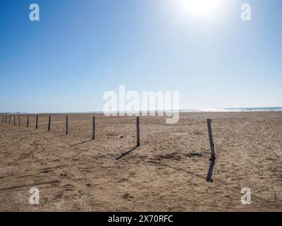 plage de sable vide et mer. La plage de sable la plus proche. Beau paysage panoramique. Un horizon marin tropical inspirant. Coucher de soleil ciel tranquilité relaxatio Banque D'Images