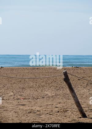 plage de sable vide et mer. La plage de sable la plus proche. Beau paysage panoramique. Un horizon marin tropical inspirant. Coucher de soleil ciel tranquilité relaxatio Banque D'Images