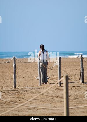 plage de sable vide et mer. La plage de sable la plus proche. Beau paysage panoramique. Un horizon marin tropical inspirant. Coucher de soleil ciel tranquilité relaxatio Banque D'Images