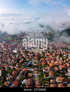 Bulgarie - 05 22 2024 : drone épique tourné avec le Mini 2 capturant la belle lumière du matin avec un ciel bleu éclatant et un horizon brumeux au-dessus du village Banque D'Images