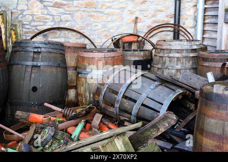 Vieux tonneaux en bois dans le chantier naval de Bristol City, Angleterre Banque D'Images