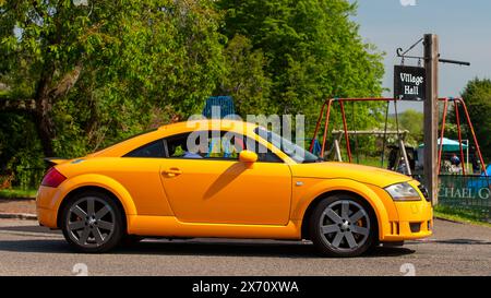 Stoke Goldington, UK - 11 mai 2024 : 2005 orange Audi TT voiture classique voyageant à travers un village anglais Banque D'Images