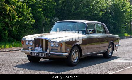 Stoke Goldington, Royaume-Uni - 11 mai 2024 : 1972 or Bentley voiture classique conduisant sur une route britannique Banque D'Images