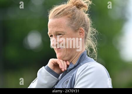 Tubize, Belgique. 16 mai 2024. L'entraîneuse Melanie Behringer photographiée lors d'un match amical de football entre les équipes nationales féminines de moins de 16 ans de Belgique, appelées les flammes rouges, et l'Allemagne le jeudi 16 mai 2024 à Tubize, Belgique . Crédit : Sportpix/Alamy Live News Banque D'Images