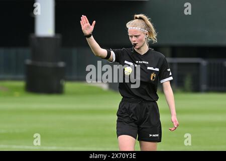 Tubize, Belgique. 16 mai 2024. L'arbitre Imani de Clercq photographié lors d'un match amical de football entre les équipes nationales féminines de moins de 16 ans de Belgique, appelé les flammes rouges, et l'Allemagne le jeudi 16 mai 2024 à Tubize, Belgique . Crédit : Sportpix/Alamy Live News Banque D'Images