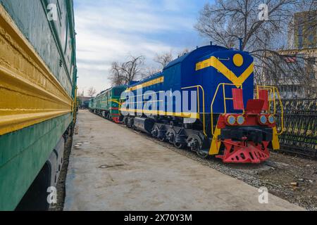 Vue d'une locomotive moderne, diesel, bleue. Au Musée du chemin de fer, une collection de trains soviétiques, russes, locomotives et autres voitures. A Tachkent Banque D'Images