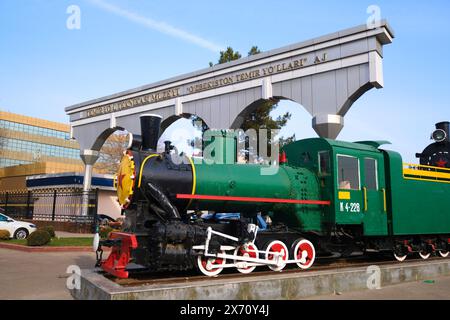 L'entrée principale, avec locomotive verte et jaune. Au Musée du chemin de fer, une collection de trains soviétiques, russes, locomotives et autres voitures. I Banque D'Images