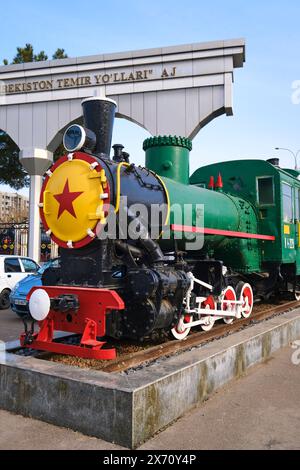 L'entrée principale, avec locomotive verte et jaune. Au Musée du chemin de fer, une collection de trains soviétiques, russes, locomotives et autres voitures. I Banque D'Images