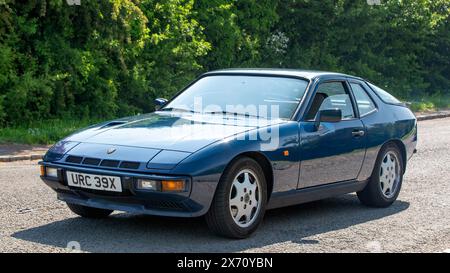 Stoke Goldington, Royaume-Uni - 11 mai 2024 : 1981 bleu Porsche 924 voiture classique conduisant sur une route britannique Banque D'Images