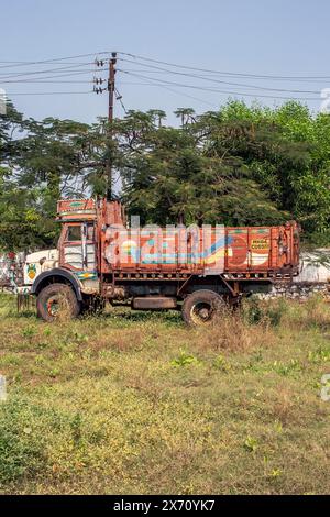 Camion hautement décoré de l'Inde sur le côté de la route près de New Delhi. Banque D'Images