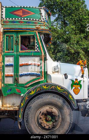 Camion hautement décoré de l'Inde sur le côté de la route près de New Delhi. Banque D'Images