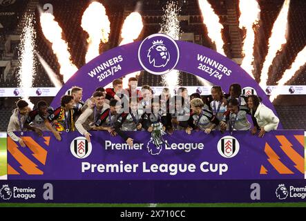 Londres, Angleterre, 16 mai 2024. Les joueurs de Fulham célèbrent avec le trophée lors du match de la premier League Cup à Craven Cottage, Londres. Le crédit de l'image devrait se lire : David Klein / Sportimage Banque D'Images