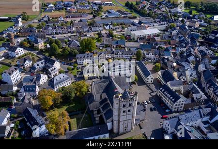 Vue aérienne sur la petite ville typique de la région de Rhénanie du Nord Westphalie Banque D'Images