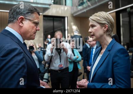 1044. Sitzung des Bundesrates Boris Rhein CDU Ministerpraesident von Hessen gemeinsam mit Manuela Schwesig SPD Ministerpraesident von Mecklenburg-Vorpommern im Plenarsaal BEI der 1044. Bundesratssitzung, Berlin, 17.05.2024 Berlin Berlin Deutschland *** 1044 session du Bundesrat Boris Rhein CDU premier ministre de Hesse avec Manuela Schwesig premier ministre de Mecklembourg-Poméranie occidentale dans la salle plénière de la session 1044 du Bundesrat, Berlin, 17 05 2024 Berlin Allemagne Banque D'Images